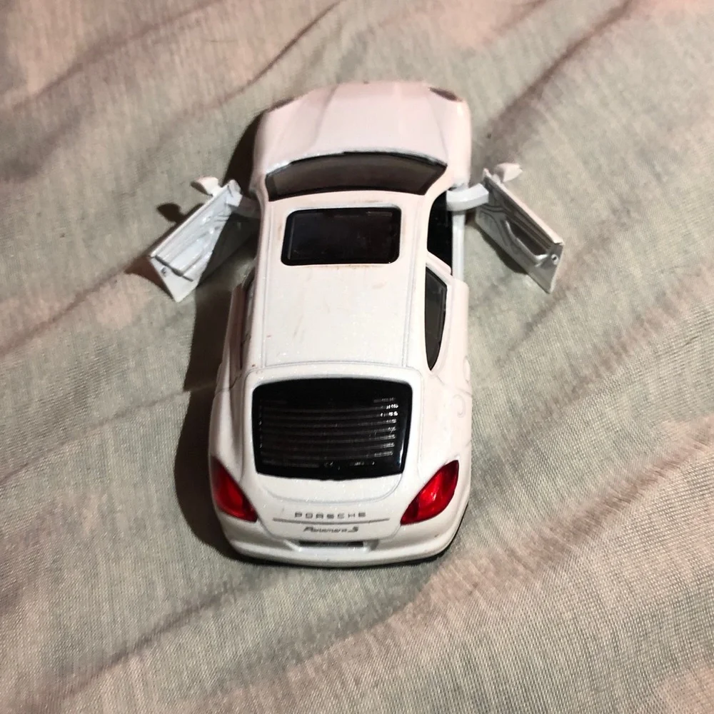 msz sleek white